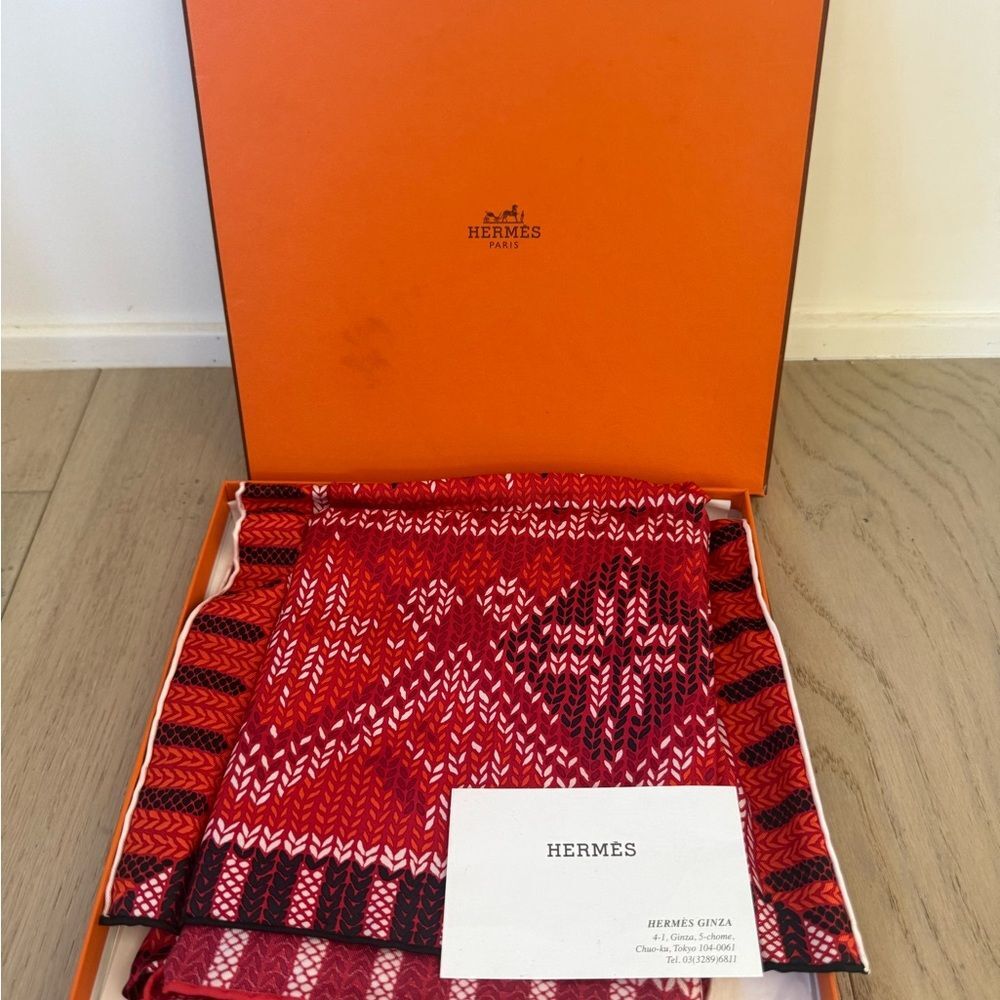Hermès Au Coin du Feu Silk Carré 90 Scarf Red Japan Exclusive NWT Box